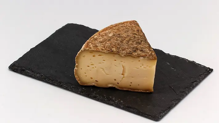 tomme de savoie sur une ardoise